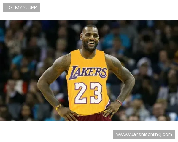 詹姆斯夫妇未随队出征客场改看洛杉矶道奇队主场棒球赛现场热闹非凡 詹姆斯夫妇未随队出征客场改看洛杉矶道奇队主场棒球赛现场热闹非凡